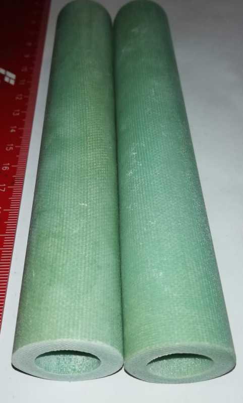válcový izolační díl 25,0x5,0x152mm - délka 152mm, velký průměr 25mm, stěna 5mm (nějaký sklotextil ?)