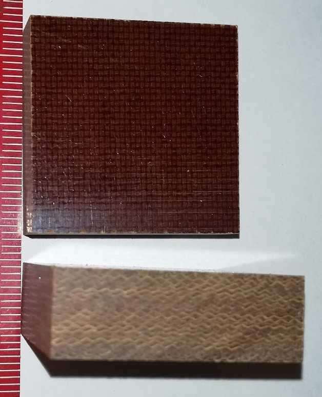 vymezovací díl, kostička 30x30x12mm, asi pertinax .. balení 20ks za 95Kc