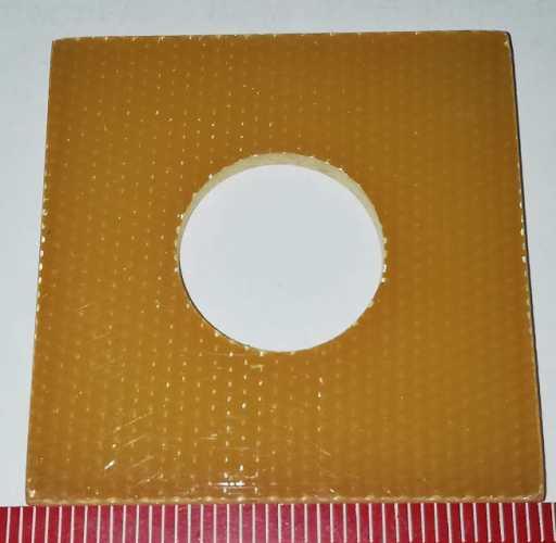 izolace, destička 40x40x3mm s otvorem 16mm, sklotextit .. balení 24ks za 45Kc