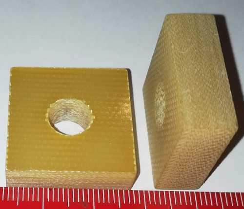 izolace, destička 25x25x9mm s otvorem 8mm, sklotextit .. balení 24ks za 95Kc