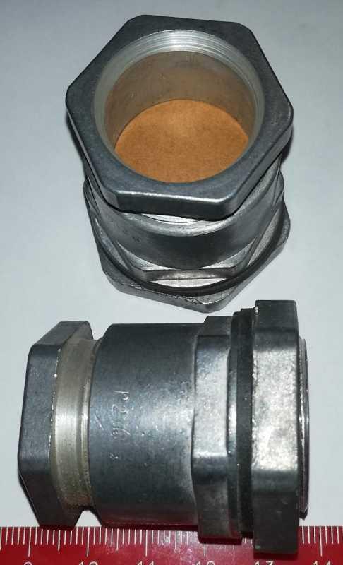 není skladem - kovová průchodka P21