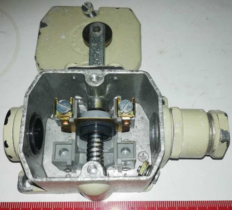 koncový spínač, 1x rozpínací, starší typ KONTAKTSYSTEM, z demontáže   .. cena na dotaz / price on request