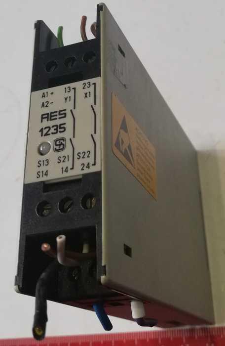 relé AES1235 SCHMERSAL 24Vdc .. použitý/used.. cena na dotaz / price on request