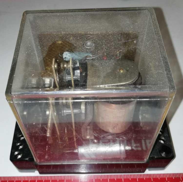 relé RP100KB 24Vss, upravováno,  s nějakým zapojením, z demontáže, na ND