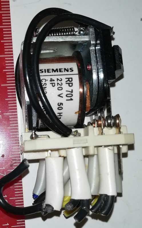 RP701 220V 50Hz 4P, bez krabičky, pájený