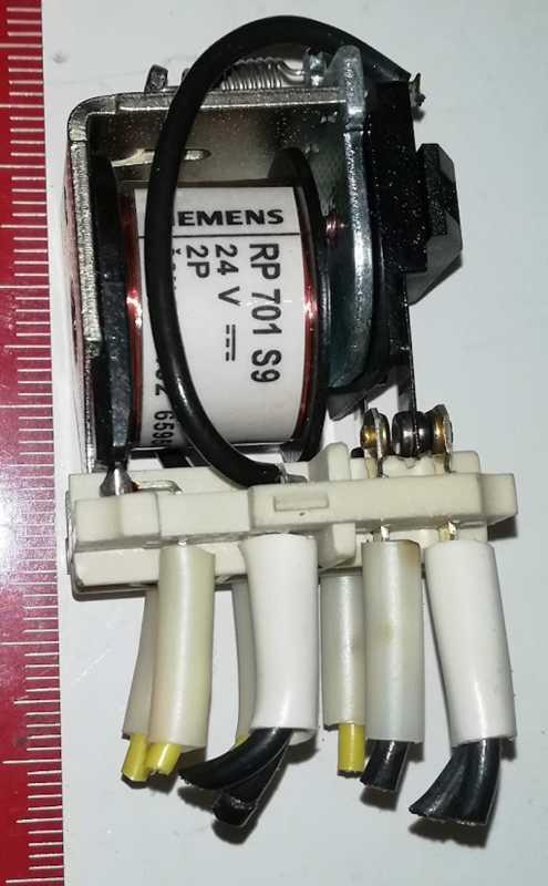 RP701 S9 24Vss 2P, bez krabičky, pájený