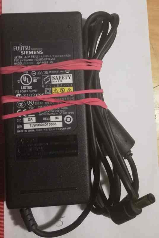 S26113-E518-V55 - Originální 60W AC Adaptér Nabíječka Fujitsu 20V 4,5A - starší