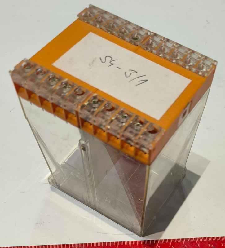 plastová krabička S4-3/1, jako nová, se svorkovnici, 90x75x105mm