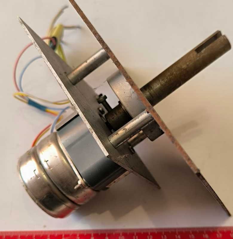 motorek SMR300-300/230V 50Hz s převodovkou 1 ot./ min , starší, aplikace asi na gril