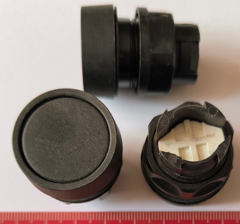 T10A/22 CE P spínací tlačítko - černá barva, černý límec