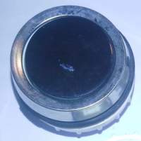 T6 tlačítko   - červené, starší, špinavé  .. ilustrační foto