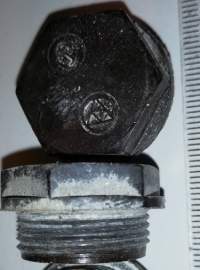 není skladem - bakelitová záslepka z T6S, špinavá  .. balení 18ks za 40Kč