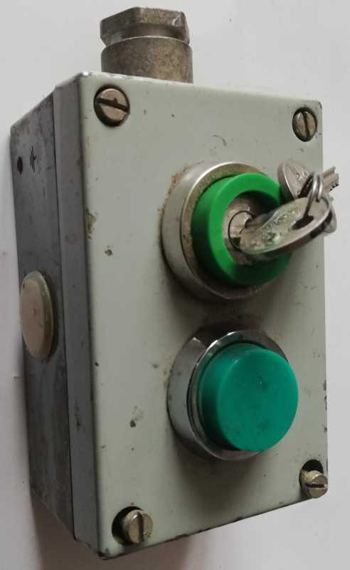 Ovládací skříň T6S2A s ovládaním na klíček a zelená signální hlavice T6E , staré, špinavé