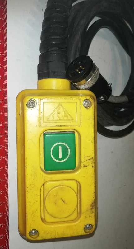 tlačítko START s kabelem a konektorem , z demontáže, vypadá ok