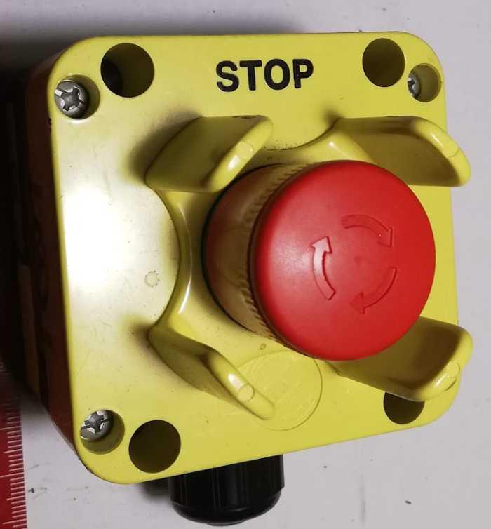 tlačítko STOP s aretací , z demontáže, vypadá ok