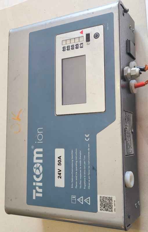 Nabíječ TriCOM ion E230 G 24/50 B30-FP C - 230V / 24V 50A Li-ion, na repasi .. použitý / used .. z demontáže, ustřižená kabeláž