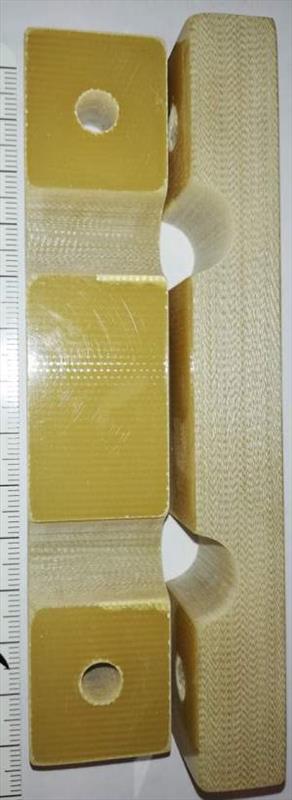 držák vývodů horní, laminát, 125x25x15mm, 78 g/ks