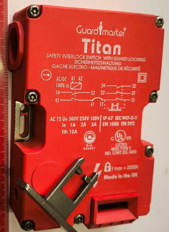 bezpečnostní blokovací spínač Allen Bradley 27001 Guardmaster 24V   .. cena na dotaz / price on request