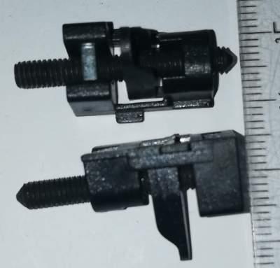 plastová úchytka, neupřesněný typ (asi z pl. krabičky)