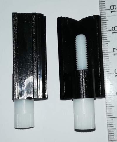 plastová úchytka, neupřesněný typ (asi z pl. panelové  krabičky)