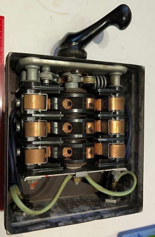 V100R01 v plech. krabici dle foto - MEZ Krompachy 500V 100A