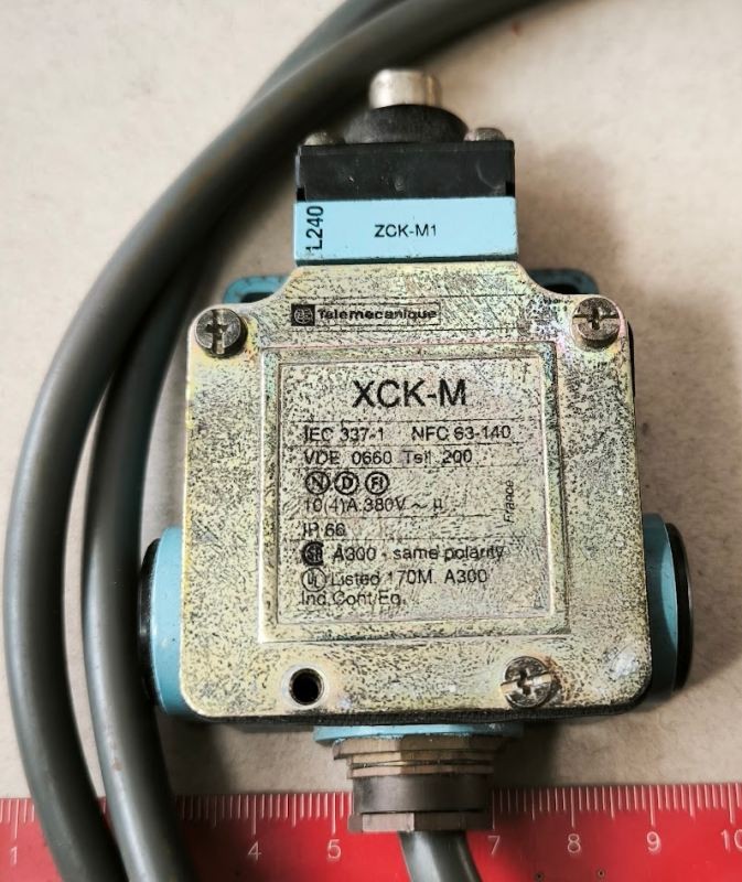 XCK-M - limit switch + ZCK-M1, starší, dle foto  .. cena na dotaz / price on request