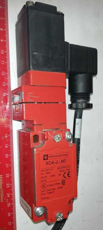 sestava XCK-J..H7 + elmagnet, konektor .. z demontáže, bez vsuvky