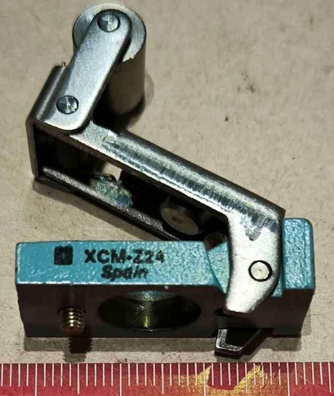 XCM Z24 ( XCMZ24 ) Telemecanique  064292 lever for XCM-A110  .. cena na dotaz / price on request
