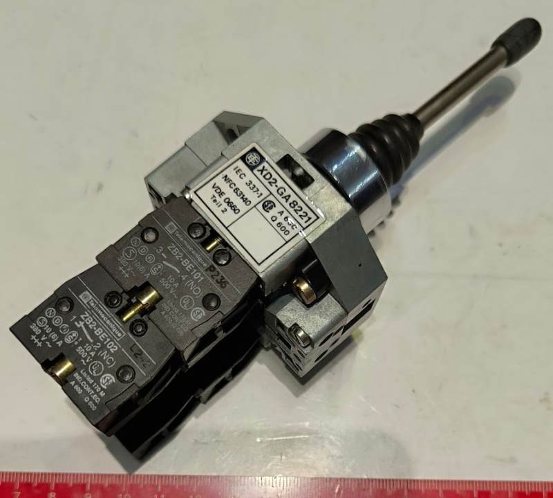 SCHNEIDER Ovládač XD2-GA8221 - 2 směry  .. použitý / used   .. cena na dotaz / price on request