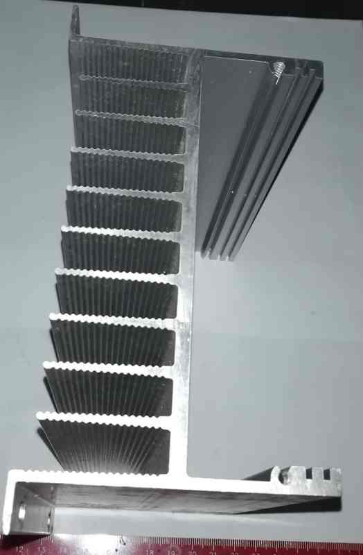 není skladem - hliníkový profil 140x85 mm, délka 180mm, cca 850g , starší