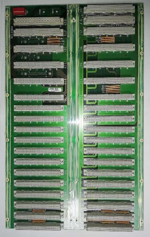 není skladem - deska na rozebrání, na ND (059), dle foto, osazeno 37 konektorů