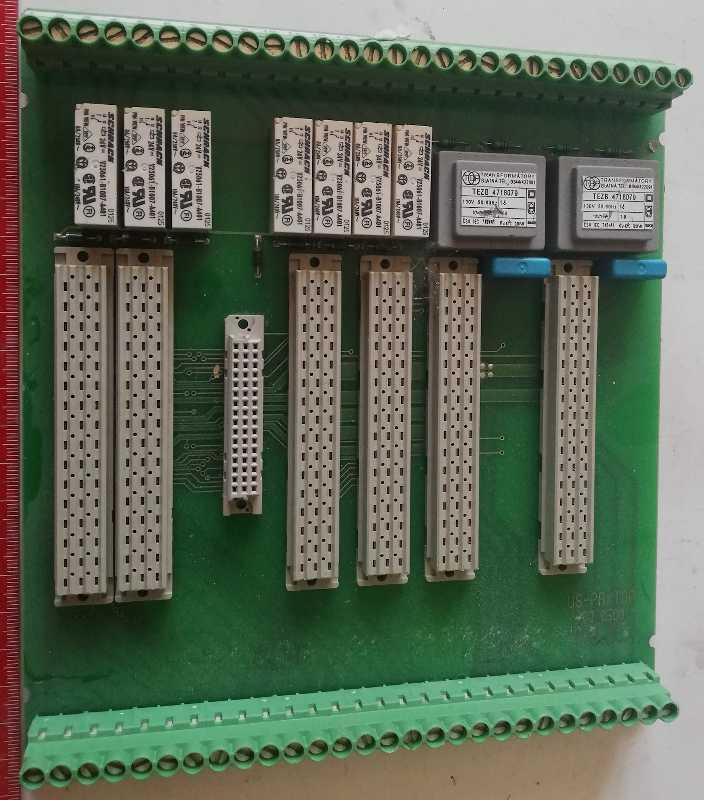 deska na rozebrání, 2x trafo 130V/10V 1mA, 7x konektor , 7x relé, 2x svorkovnoce, ... (066)