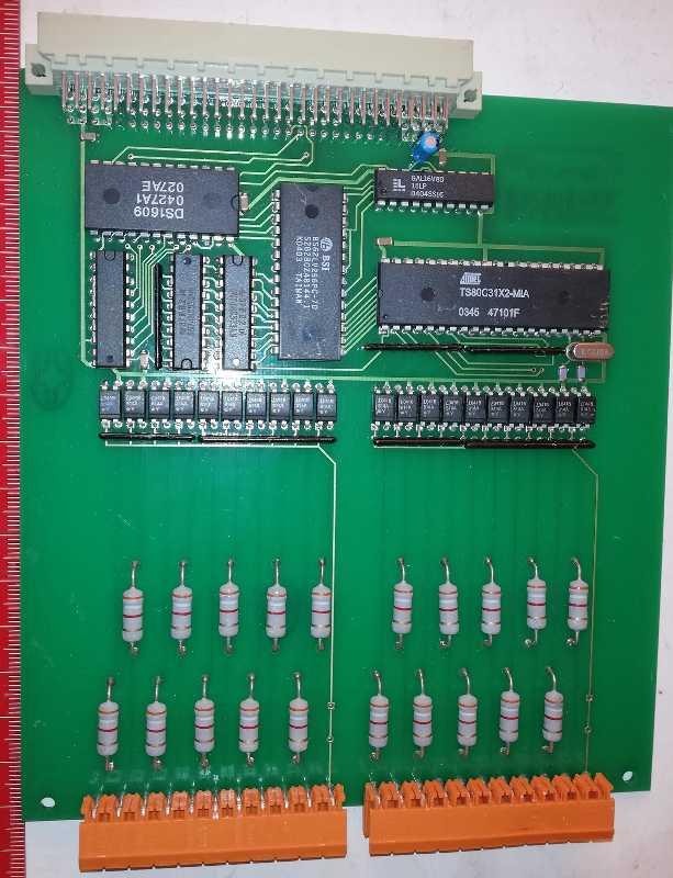 deska na rozebrání  (077) ..DS1609, GAL, 80C31, paměť, optočleny, konektory, LED diody, ...