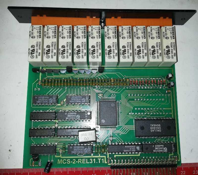 deska na rozebrání  (084) ..10x relé5V, DS1609, TMP96C141AF, AT89C2051-12PI, další IO, konektory, ...