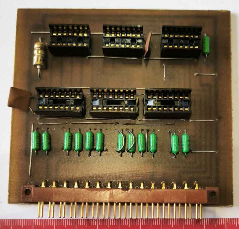 deska osazena  6AF89651 (zlacená) + DIL patice TESLA zlacené + další dle foto .. na rozebrání na ND (deska-200)