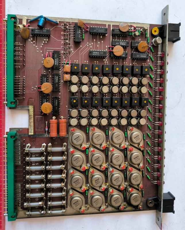deska-207 -  deska osazena  dle foto .. na rozebrání na ND ... 16x KU612, 16x WK16413, 32x KFY16, další IO a T, 2x konektor SOURIOU část. osazené