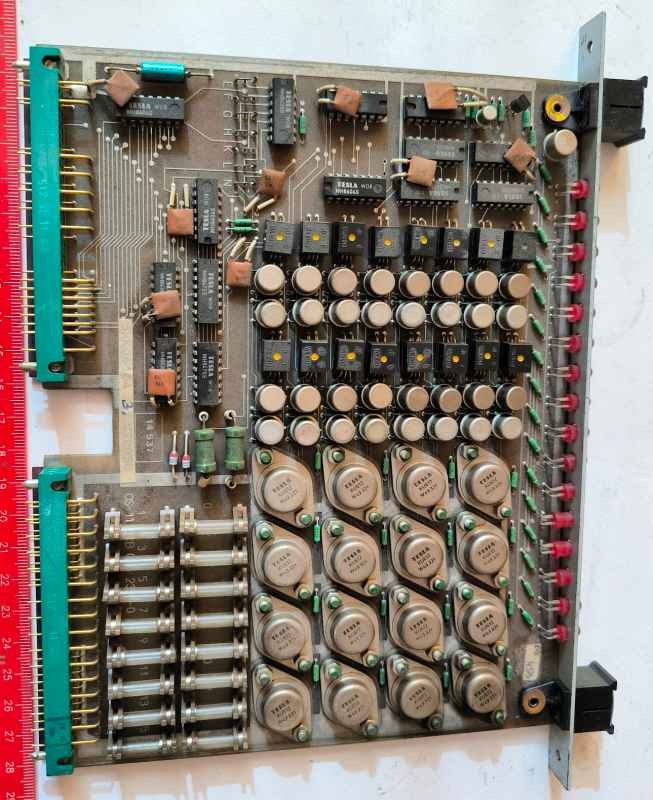 deska-208 -  deska osazena  dle foto .. na rozebrání na ND ... 16x KU612, 16x WK16413, 32x KFY16, další IO a T, 2x konektor TY5176211 část. osazené