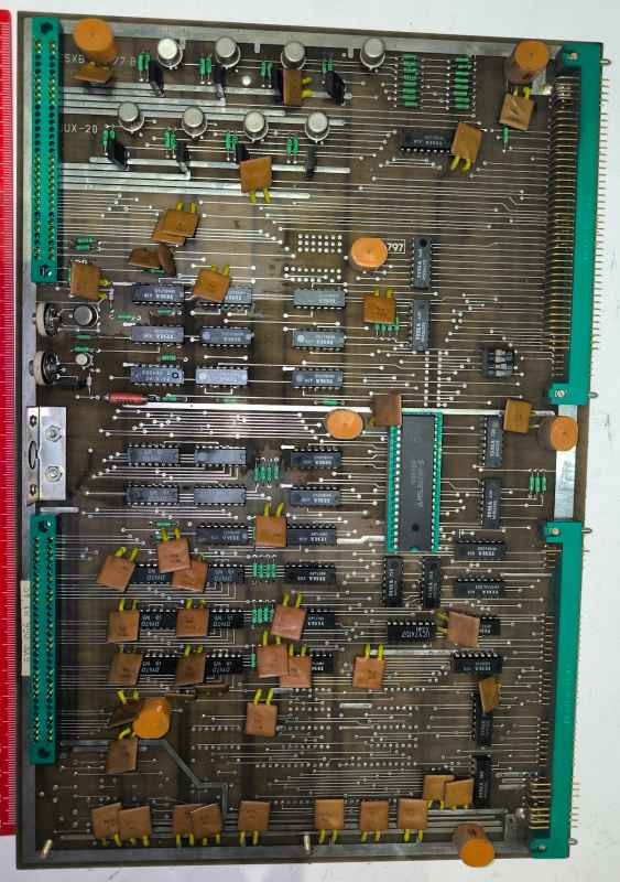 deska-218 -  deska osazena  dle foto .. na rozebrání na ND .. M5L8279P-5 v patici, další IO, T, .. 4x FRB nekompletní