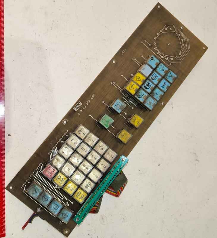 deska-221 -  deska osazena  dle foto .. na rozebrání na ND .. klávesnice 40 tlačítek, 5XB03069B-0, špinavé