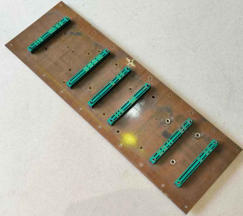 deska-266 -  deska osazena  dle foto .. na rozebrání na ND, 6x SOURIAU 62pin samice, osazeno celkem 118pin