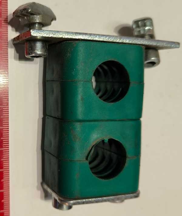 držák trubek (002) starší, z demontáže, 2x na průměr 18mm, dle foto