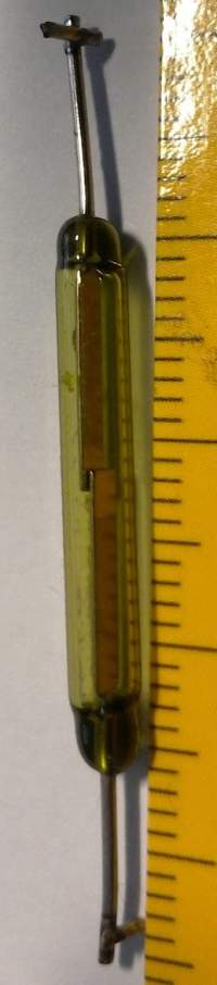 jazyčkový kontakt, vypájen, délka banky 27mm