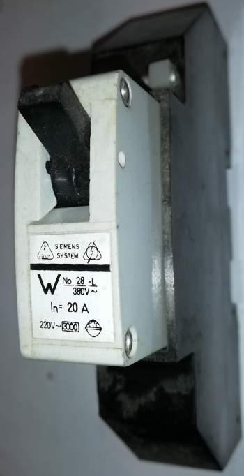 není skladem - jistič SIEMENS W 20A s krytem, starší