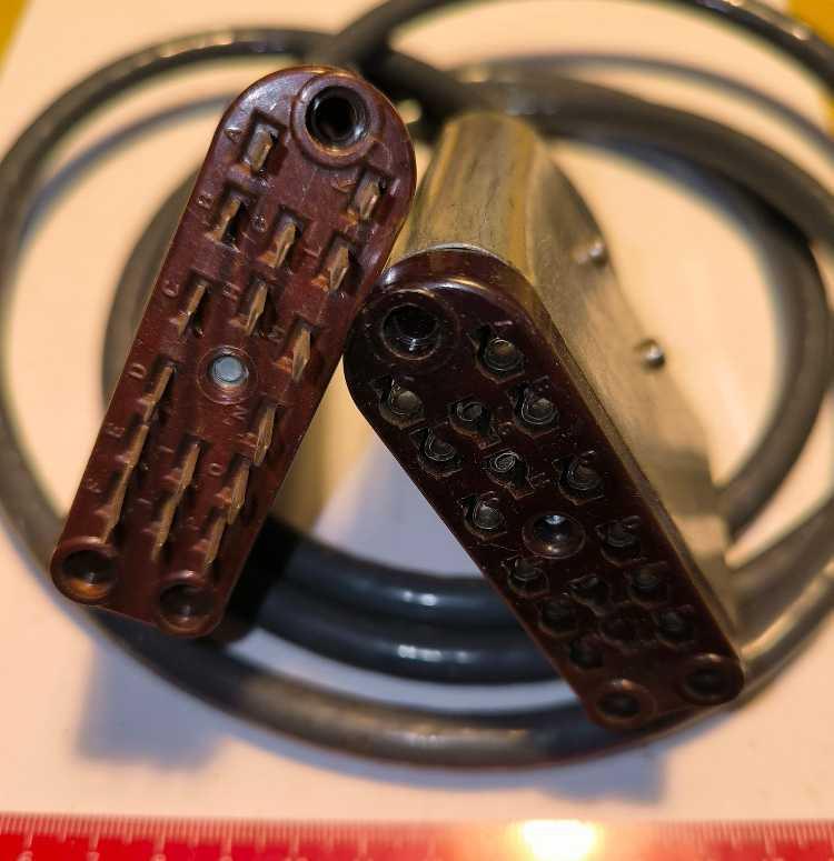 kabel (017) s konektory 16pin, samec + samice, starý typ, cca 180cm, na díly