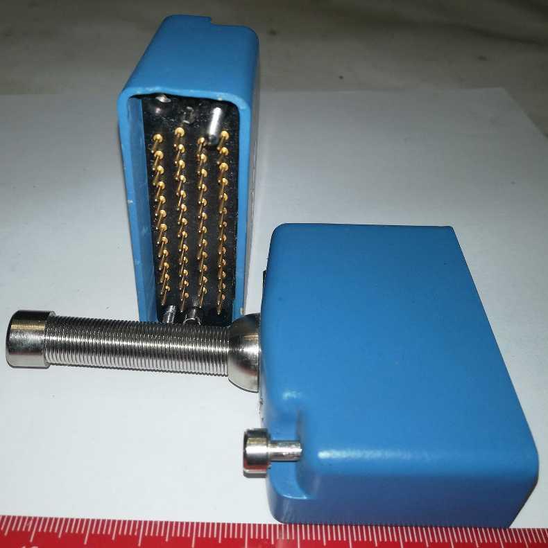 konektor 50pin, zlacený, v pouzdře , neupřesněný typ (410)   .. cena na dotaz / price on request