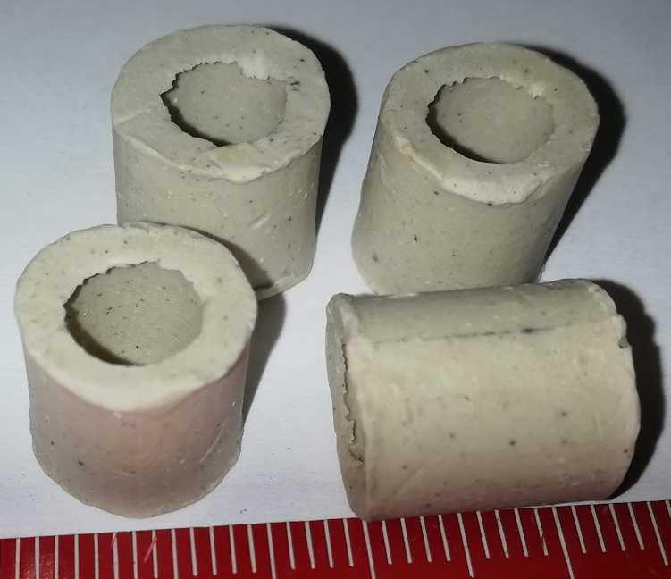 keramické korálky - průměry cca 12/6mm, výška cca 12mm .. balení 100ks za 80 Kč