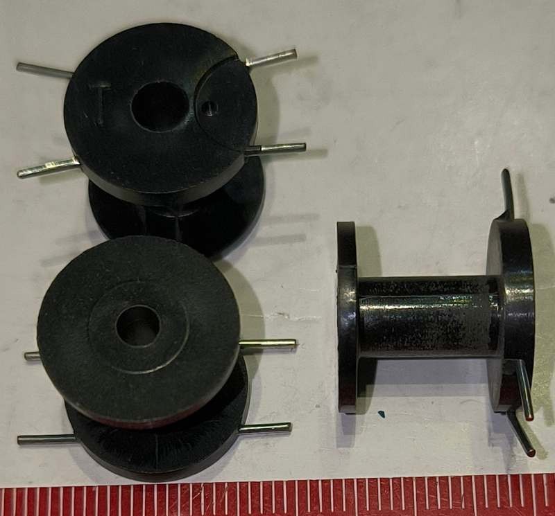 plastová kostřička na cívky, výška 15mm, průměr 15mm .. balení 100ks za 190Kč