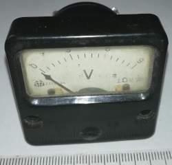 měřicí přístroj 45x45 starší, 0-9V .. cena na dotaz / price on request