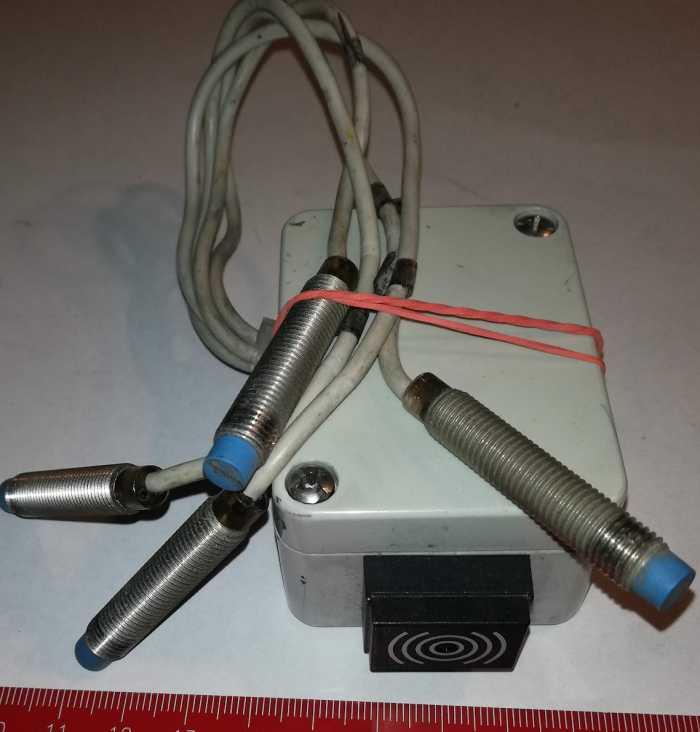 neupřesněný modul z automatizace (106) s čidly 4x IM08-04NPO-ZW1