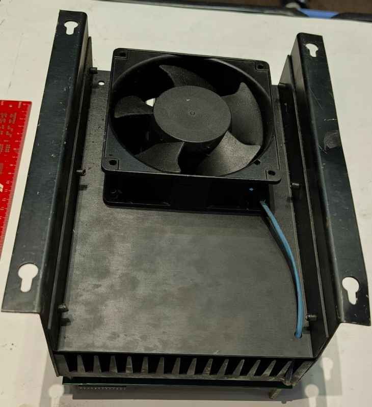 modul  (111), asi část měniče, vadný, chladič 160x40x245mm, ventilátor 120x120, spousta T, ...na rozebrání, na ND, ... dle foto